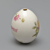 Антикварное пасхальное яйцо «Христос Воскресе» с розовой цветочной росписью, частный завод, Россия, 2-я пол. 19 в.