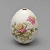 Антикварное пасхальное яйцо «Христос Воскресе» с розовой цветочной росписью, частный завод, Россия, 2-я пол. 19 в.