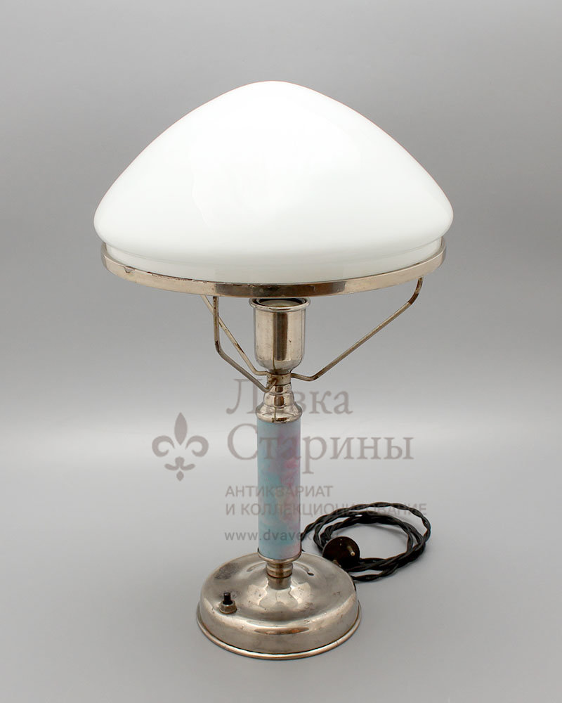Купить настольную лампу СССР с белым абажуром.