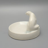 Пепельница «Белый медведь на охоте», скульптор Блохин В. И., фарфор ЛФЗ, 1930-е