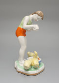 Статуэтка «Юная птичница» (Девочка с гусятами), скульптор Гатилова Е. И.​,​ фарфор Дулево, 1960 г.