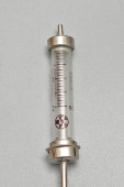 Медицинский многоразовый шприц с иглами в металлическом футляре, 2 мл, компания Chirana, Чехословакия, 1968 г.