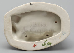 Статуэтка-миниатюра «На прогулке», автор Андрианова Т. В., фарфор, Вербилки, 1950-60 гг.