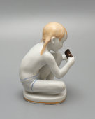 Статуэтка «Юный скульптор» (большая), скульптор Столбова Г. С., фарфор ЛФЗ, 1950-60 гг.
