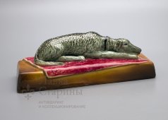 Статуэтка «Собака на лежанке», Тов-во М. С. Кузнецова