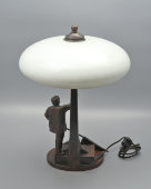 Агитационная настольная лампа «Рабочий-революционер со знаменем», бронза, меднение, Советская Россия, 1920-е