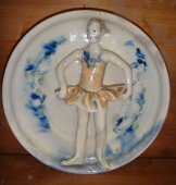 Тарелка настенная «Юная балерина», СССР, 1950-60 гг., скульптор Артамонова О. С.,​ керамика