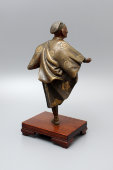 Антикварная бронзовая скульптура «Мастер боевых искусств», Япония, период Мэйдзи (1868-1912), бронза, литье, прочеканка, гравировка, золочение, полихромное патинирование, дерево.