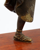 Антикварная бронзовая скульптура «Мастер боевых искусств», Япония, период Мэйдзи (1868-1912), бронза, литье, прочеканка, гравировка, золочение, полихромное патинирование, дерево.
