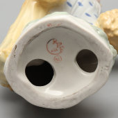 Фигурка «Толочанка» (Девушка со снопами, Колхозница), скульптор З. Улсте, Рижская фарфоровая фабрика, 1953-63 гг.