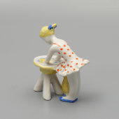 Статуэтка «Девочка с тазиком», фарфор, Вербилки, 1950-60 гг.