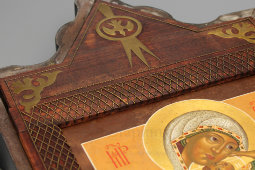 Новописанная икона Божией Матери в киоте «Взыграние младенца», дерево, Россия, 1990-е