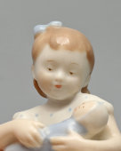 Фигурка «Девочка с куклой» (Колыбельная), скульптор Столбова Г. С., фарфор ЛФЗ, 1950-60 гг.