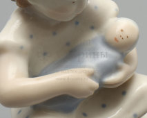 Фигурка «Девочка с куклой» (Колыбельная), скульптор Столбова Г. С., фарфор ЛФЗ, 1950-60 гг.