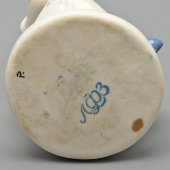 Фигурка «Девочка с куклой» (Колыбельная), скульптор Столбова Г. С., фарфор ЛФЗ, 1950-60 гг.