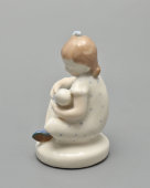 Фигурка «Девочка с куклой» (Колыбельная), скульптор Столбова Г. С., фарфор ЛФЗ, 1950-60 гг.