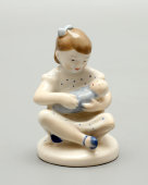 Фигурка «Девочка с куклой» (Колыбельная), скульптор Столбова Г. С., фарфор ЛФЗ, 1950-60 гг.