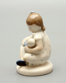 Фигурка «Девочка с куклой» (Колыбельная), скульптор Столбова Г. С., фарфор ЛФЗ, 1950-60 гг.