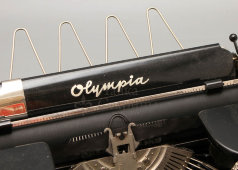 Старинная печатная машинка «Olympia Elite», Германия, 1940-е