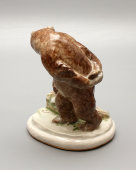 Авторская нетиражная статуэтка по басне Крылова И. А. «Зеркало и обезьяна», фарфор, СССР, сер. 20 в.