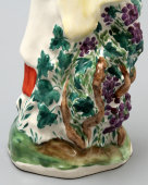 Статуэтка советского периода «Грузинка с корзиной винограда на плече» из серии «Урожай», фарфор ЛФЗ, скульптор Данько Н. Я.
