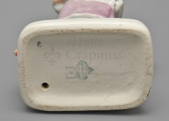 Фигурка «Свинарка» (Поросятница), скульптор Ярош О., фарфор, Городница, 1930-е