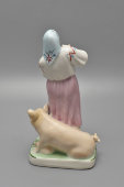 Фигурка «Свинарка» (Поросятница), скульптор Ярош О., фарфор, Городница, 1930-е