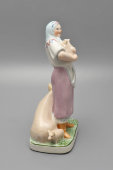 Фигурка «Свинарка» (Поросятница), скульптор Ярош О., фарфор, Городница, 1930-е