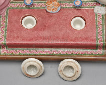 Агитационная чернильница из письменного прибора «Обсуждение проекта Сталинской конституции в колхозе Узбекистана», скульптор Данько Н. Я., ЛФЗ, 1930-е