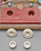 Агитационная чернильница из письменного прибора «Обсуждение проекта Сталинской конституции в колхозе Узбекистана», скульптор Данько Н. Я., ЛФЗ, 1930-е