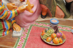 Агитационная чернильница из письменного прибора «Обсуждение проекта Сталинской конституции в колхозе Узбекистана», скульптор Данько Н. Я., ЛФЗ, 1930-е