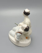 Фигурка «Испанская дружинница с раненым бойцом», скульптор Марчук Р., фарфор, Городница, 1930-е