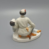 Фигурка «Испанская дружинница с раненым бойцом», скульптор Марчук Р., фарфор, Городница, 1930-е