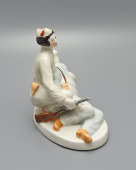 Фигурка «Испанская дружинница с раненым бойцом», скульптор Марчук Р., фарфор, Городница, 1930-е