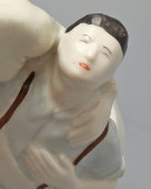 Фигурка «Испанская дружинница с раненым бойцом», скульптор Марчук Р., фарфор, Городница, 1930-е