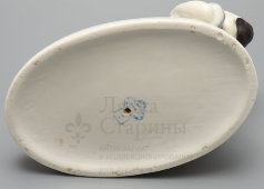 Фигурка «Испанская дружинница с раненым бойцом», скульптор Марчук Р., фарфор, Городница, 1930-е