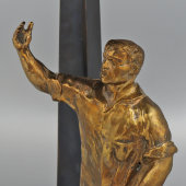 Советская настольная лампа «Рабочий-революционер со знаменем», агитация, бронза, золочение, 1920-е