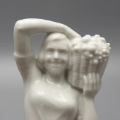 Авторская нетиражная статуэтка «Девушка с корзиной фруктов», фарфор, Вербилки, 1950-60 гг.