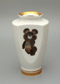 Сувенирная ваза с олимпийским мишкой и цветочной росписью, Вербилки, 1980 г.