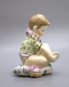 Статуэтка «Мальчик с полотенцем», Первомайский фарфоровый завод (Песочное), 1960-е годы, скульптор Павловская Н. А.,​ фарфор, редкая роспись