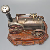Старинная игрушка «Паровой тяговый двигатель» на деревянной подставке, компания Bing Works, Нюрнберг, Германия, 1918-1932 гг.