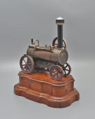 Старинная игрушка «Паровой тяговый двигатель» на деревянной подставке, компания Bing Works, Нюрнберг, Германия, 1918-1932 гг.