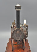 Старинная игрушка «Паровой тяговый двигатель» на деревянной подставке, компания Bing Works, Нюрнберг, Германия, 1918-1932 гг.