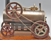 Старинная игрушка «Паровой тяговый двигатель» на деревянной подставке, компания Bing Works, Нюрнберг, Германия, 1918-1932 гг.
