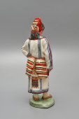 Статуэтка «Мордовка племени Мокша» из серии «Народности России», модель П. П. Каменского, фарфор ИФЗ, 1915 г.