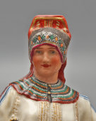 Статуэтка «Мордовка племени Мокша» из серии «Народности России», модель П. П. Каменского, фарфор ИФЗ, 1915 г.