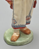 Статуэтка «Мордовка племени Мокша» из серии «Народности России», модель П. П. Каменского, фарфор ИФЗ, 1915 г.