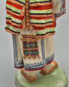 Статуэтка «Мордовка племени Мокша» из серии «Народности России», модель П. П. Каменского, фарфор ИФЗ, 1915 г.