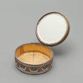 Старинная пудреница с зеркальцем «Афродита и Амур», посеребренный металл, Франция, кон. 19, нач. 20 вв.