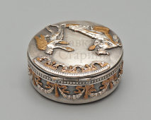 Старинная пудреница с зеркальцем «Афродита и Амур», посеребренный металл, Франция, кон. 19, нач. 20 вв.